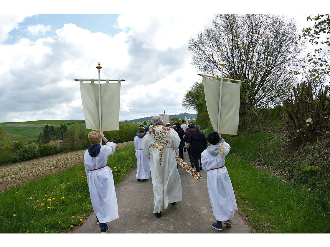 Bittprozession an der Weingartenkapelle (Foto: Karl-Franz Thiede)